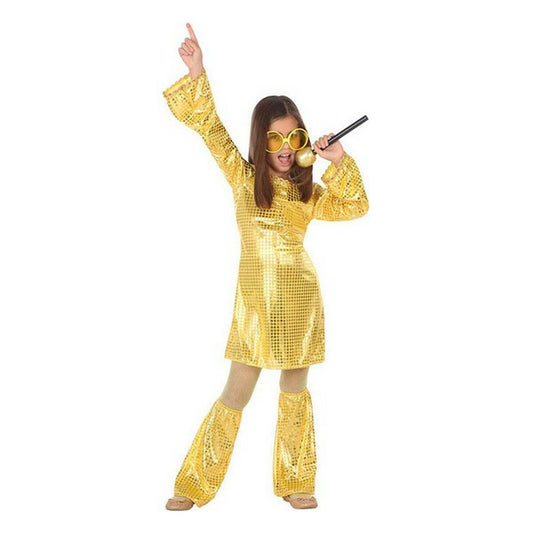 En ung flicka i en glänsande gyllene disco-maskeraddräkt med utsvängda ärmar och matchande stövelskydd, som håller en mikrofon och pekar uppåt.