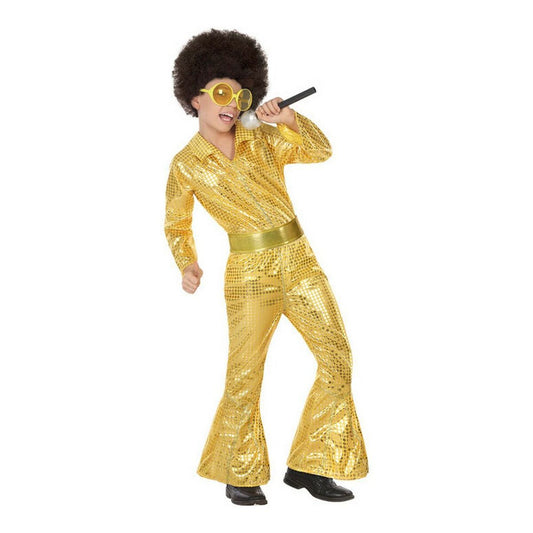 En ung pojke poserar i en glittrande guldglänsande disco-maskeraddräkt med vida byxor, skärp och en stor afroperuk, samtidigt som han håller en mikrofon.