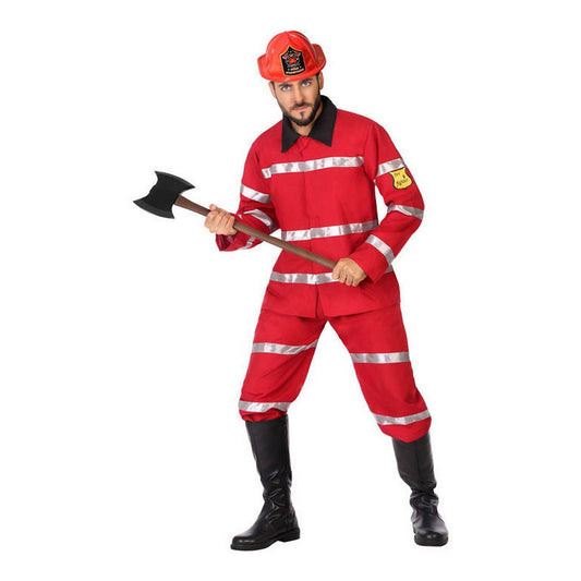 En man klädd i en röd brandmansdräkt med silverreflexband håller i en brandyxa och bär en röd hjälm.