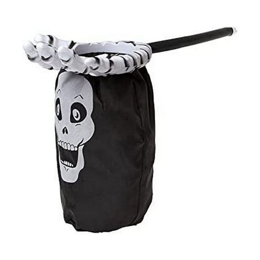 Svart hängande Halloween-påse med ett stort, skrämt ansikte av en skalle och en vit skeletthand som fungerar som handtag och öppning.