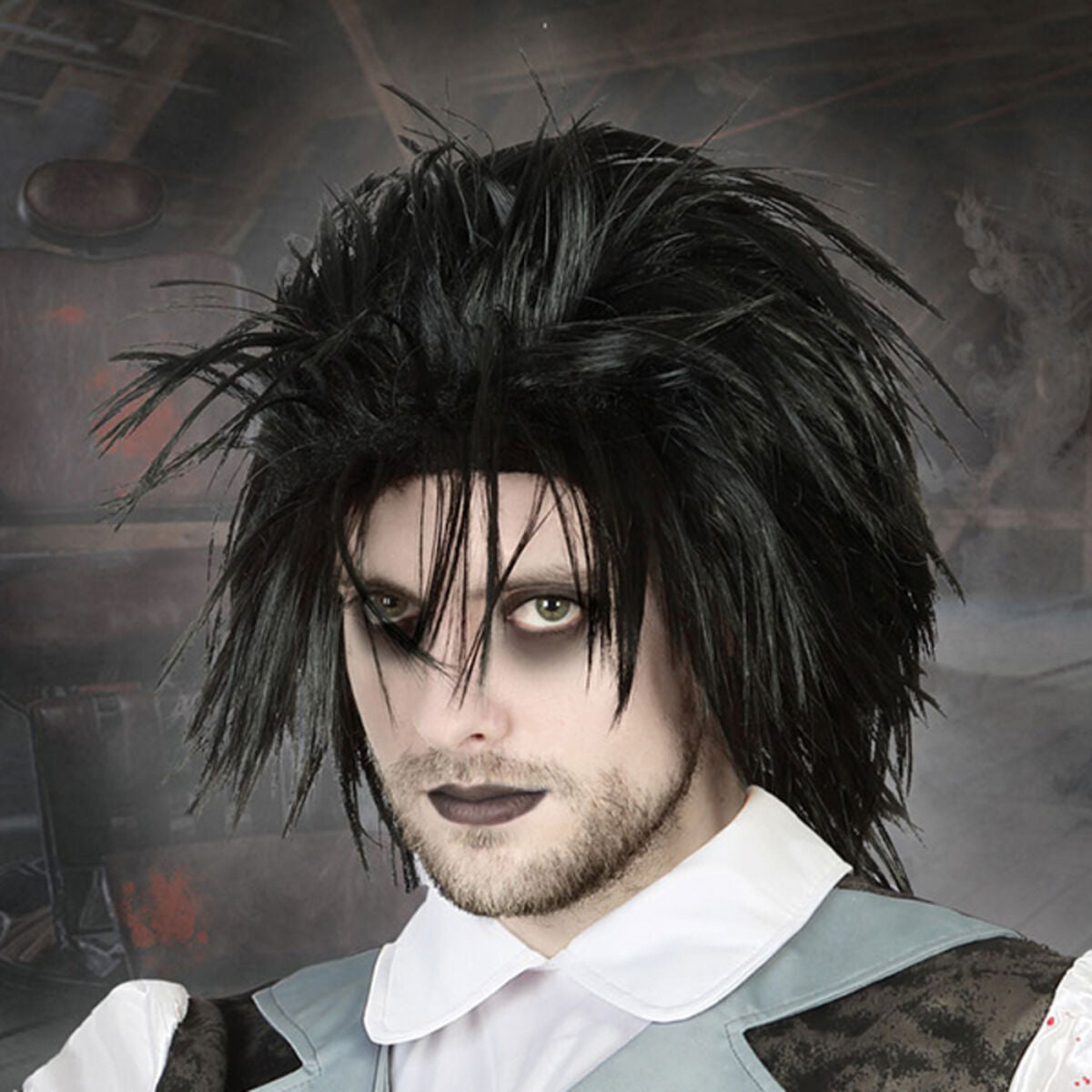 En man bär en rufsigt stylad, kort svart peruk som ser ut som ett mörkt halloween-tema.