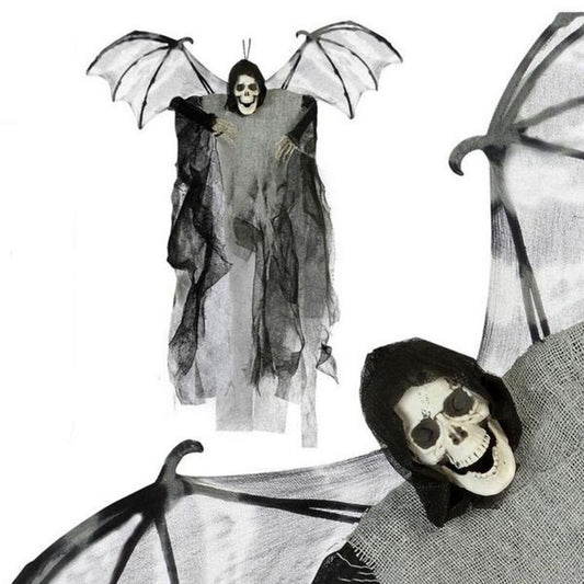 En upphängd Halloween-dekoration föreställande ett skelett med ett leende kranium och stora, tunna gråa fladdermusvingar, draperad i svart och grått tyg.