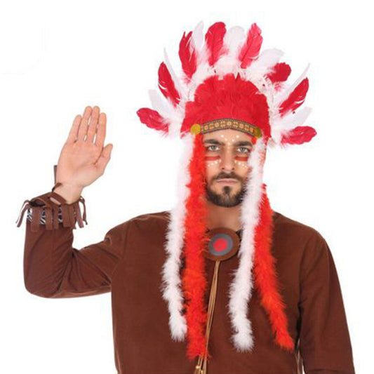En man med skägg och ansiktsmålning bär en imponerande huvudbonad med röda och vita fjädrar, i stil med en traditionell amerikansk indianhövding.