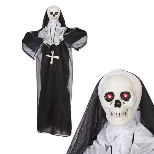 En hängande Halloween-dekoration föreställande ett skelett i nunnedräkt som håller ett kors. Skelettets ögon lyser rött.