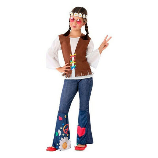 En ung flicka klädd i en färgglad hippie-maskeraddräkt bestående av en vit blus, brun väst och utsvängda jeans med tryck av blommor och fredstecken.