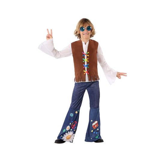 Ett leende barn poserar i en brun hippie-maskeraddräkt som består av en väst med färgglad snörning och utsvängda byxor med fredstecken och blommor.