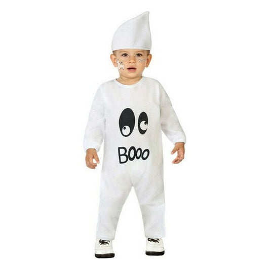 En liten bebis klädd i en vit jumpsuit och en spetsig vit mössa, föreställande ett spöke med stora svarta ögon och texten 'BOOO' tryckt på magen.