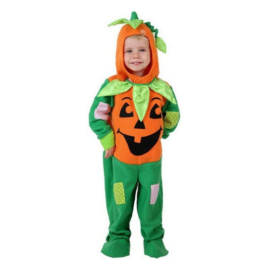 Ett litet barn står klädd i en färgglad pumpamaskeraddräkt i orange och grönt med en glad pumpalykta i ansiktet och en matchande huva.