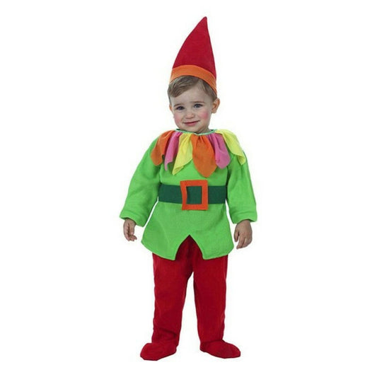 En glad bebis klädd i en färgglad dräkt som föreställer en tomte eller nisse, med grön tunika, röda byxor och en röd spetsig hatt.
