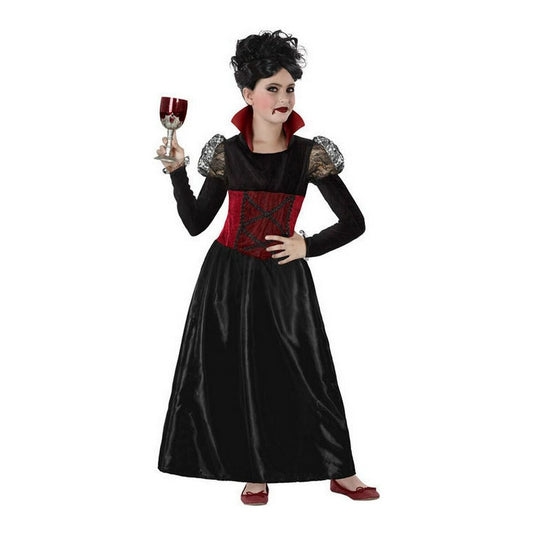 Ett barn klädd i en lång svart vampyrklänning med röd korsett och hög röd krage, håller i ett rött drickskar i form av en bägare.