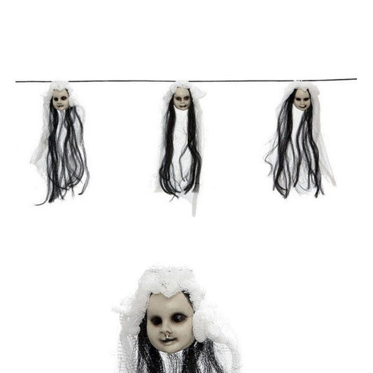 En hängande Halloween-girland bestående av flera kusliga, bleka spökhuvuden med långt svart hår och vita slöjor, upphängda på en svart lina.
