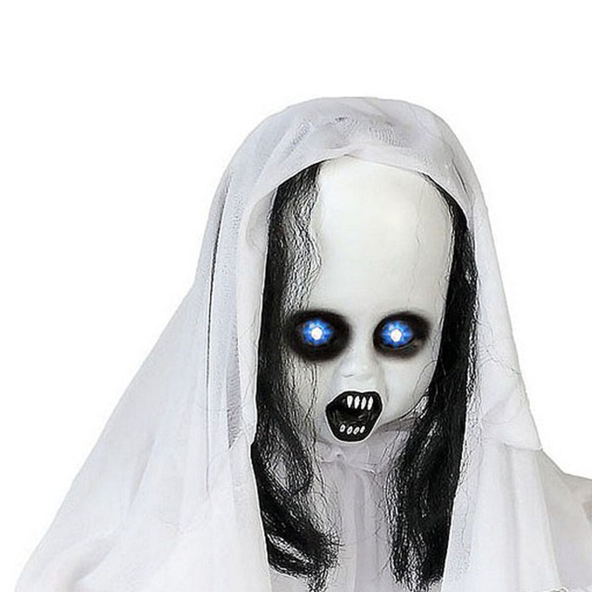 Närbild på en skräckinjagande hängande dekoration i form av en blek figur med långt svart hår, ett vitt slöjliknande tyg och lysande blå ögon samt en gapande mun med vassa tänder.