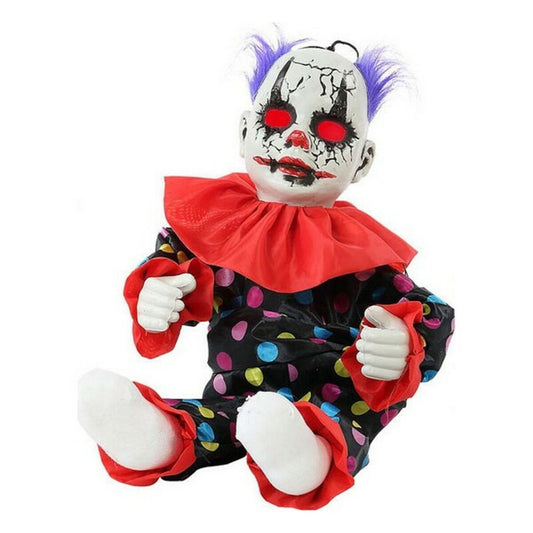 En sittande, 55 cm hög hängdekoration av en skräckinjagande clown med vitt sprucket ansikte, lila hår, glödande röda ögon och en svart dräkt med färggranna prickar.