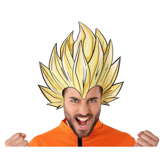 En man med skägg och ett argt, kraftfullt uttryck bär en pappershatt som liknar ett enormt, spetsigt, gult super-Saiyan hår.