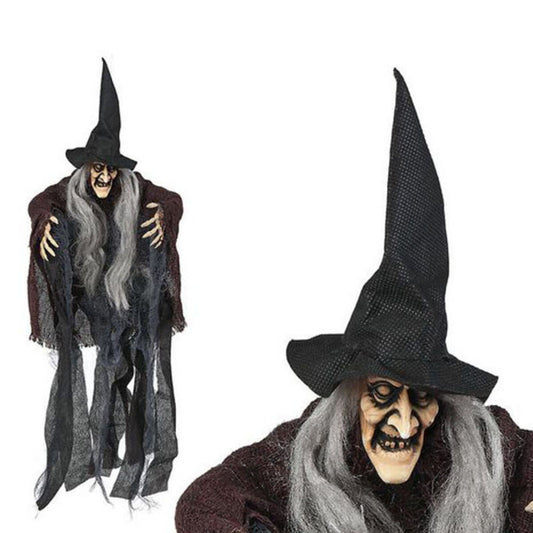 En hängande Halloween-dekoration föreställande en gammal häxa med långt grått hår, en stor svart spetsig hatt och en luden brun mantel.