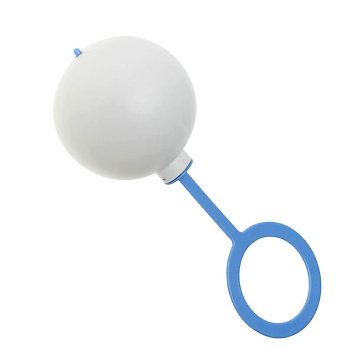 En vit, sfärisk skallra med ett ljust blått handtag format som en stor ring.
