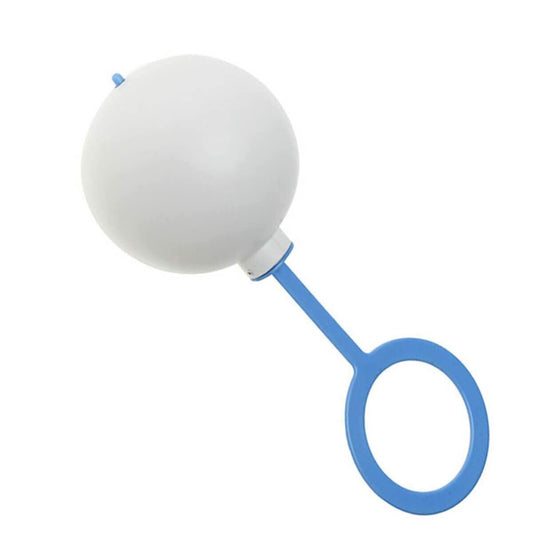 En vit, sfärisk skallra med ett ljust blått handtag format som en stor ring.