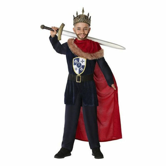 En ung pojke klädd i en mörkblå maskeraddräkt som medeltida kung, komplett med röd fodrad mantel, sköldemblem, bälte och en guldkrona. Han håller ett leksakssvärd över axeln.