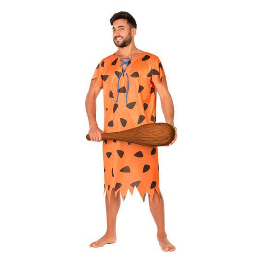En glad man klädd i en kort, orange grottmansdräkt med svarta fläckar och blå snörning i halsen, han håller i en stor träklubba.