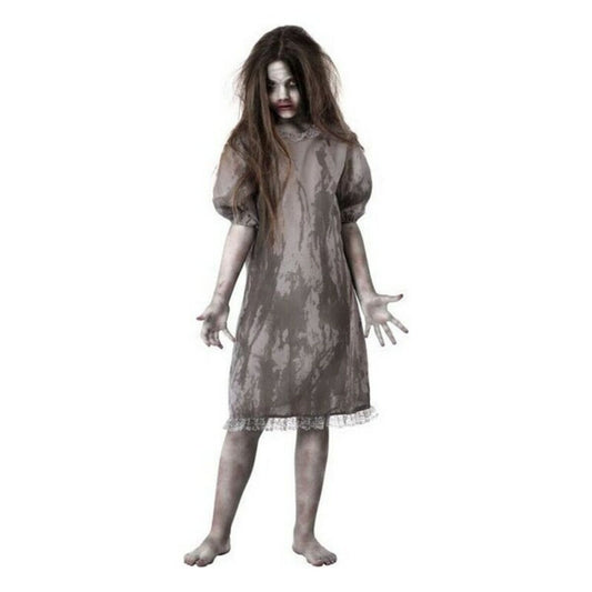 Ett barn i en lång, grå, smutsig zombieklänning med långt, mörkt hår och blekt smink stirrar intensivt framåt med utsträckta händer.
