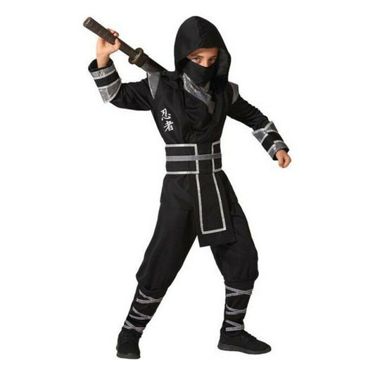 Ett barn i en svart ninja-maskeraddräkt med silveraccenter, huva och ansiktsmask, stående i en actionposition.