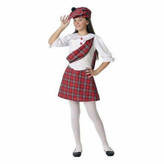 En ung flicka ler iklädd en skotskinspirerad maskeraddräkt med röd tartan kjol, vit blus, röd tartan sjal och matchande keps.