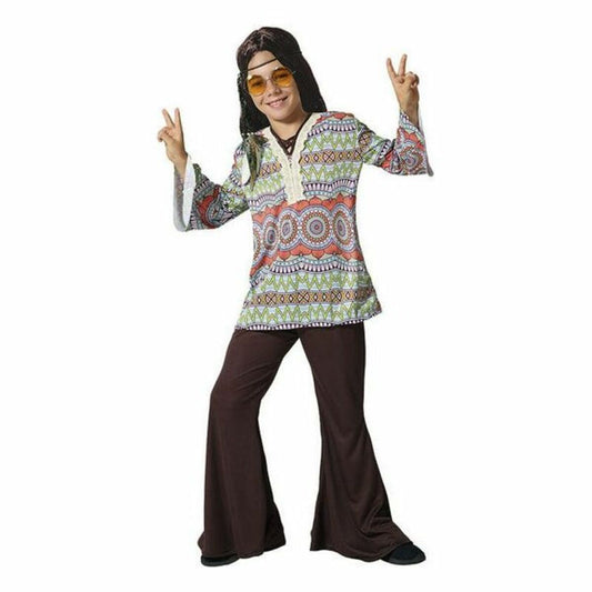 En glad pojke poserar i en färgglad hippie-dräkt med ett mönstrat, utsvängt linne, bruna utsvängda byxor och ett hårband med runda solglasögon.
