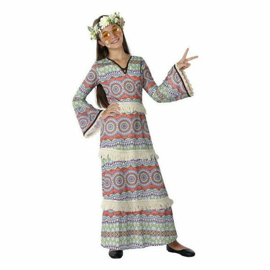 Ett barn i en långärmad, hellång hippieklänning med färgglatt mönster, fransdetaljer och en blomsterkrans på huvudet som gör fredstecknet.