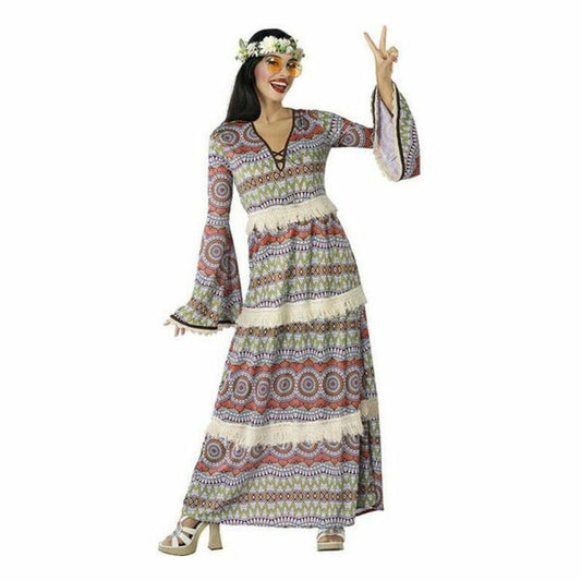 Kvinna i färgglad, hellång Hippie-maskeraddräkt med vida ärmar och fransdetaljer, hon bär blomsterkrans och gör fredstecken.