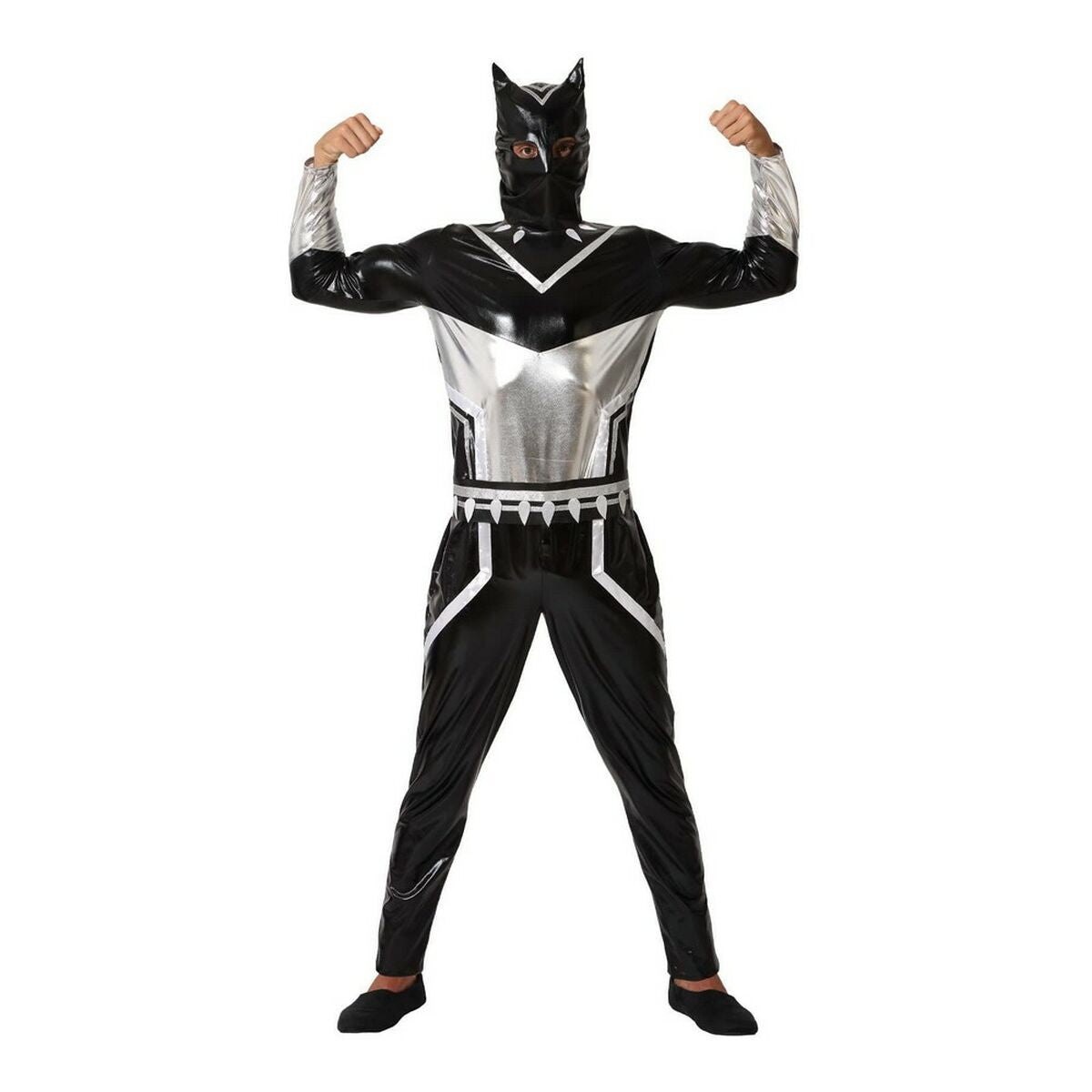 En vuxen man poserar i en helkroppsmaddräkt som föreställer en svart superhjälte med silverdetaljer på bröstet och en matchande mask med kattöron.