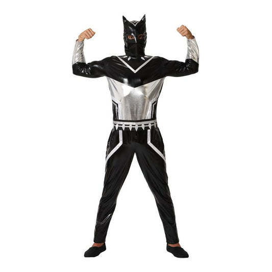 En vuxen man poserar i en helkroppsmaddräkt som föreställer en svart superhjälte med silverdetaljer på bröstet och en matchande mask med kattöron.