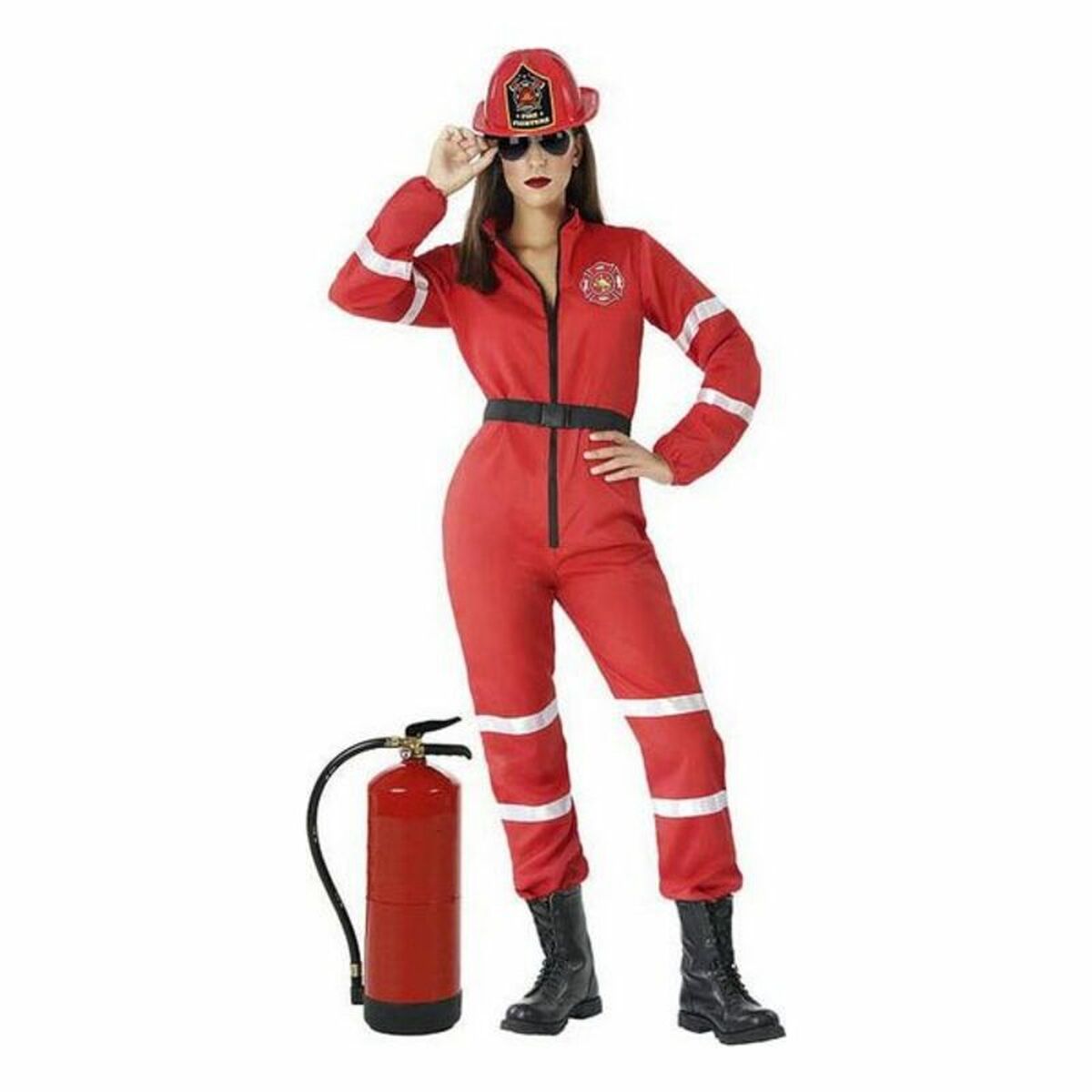 En kvinna poserar i en helröd brandmansinspirerad jumpsuit med svart bälte, matchande röd keps och solglasögon. En röd brandsläckare står bredvid henne.