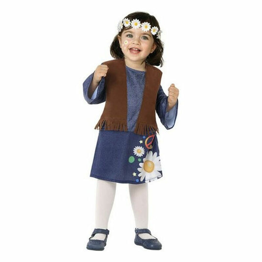 En glad liten flicka klädd i en blå hippiedräkt med blommönster, brunt väst med fransar och ett hårband med vita tusenskönor.