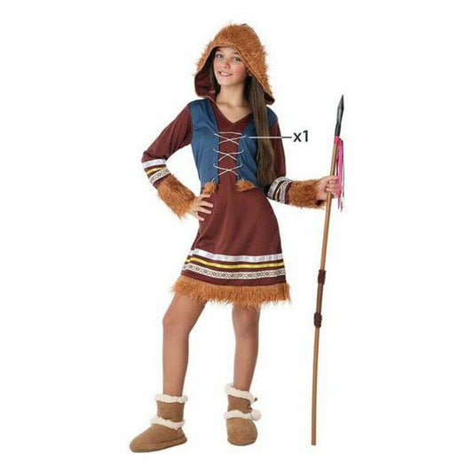 En ung flicka poserar i en brun och blå Eskimåmaskeraddräkt med huva och lurviga detaljer, hon håller i ett spjut.