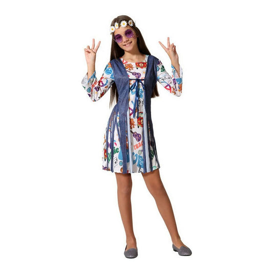 Ett ungt barn i en färgglad Hippie-maskeraddräkt som inkluderar en vit klänning med peace-motiv och en fransig denim-look väst, som gör fredstecknet med båda händerna.