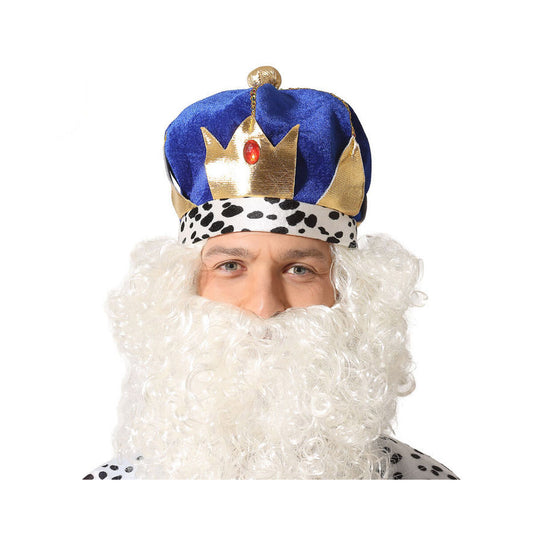 En närbild på en man som bär en kunglig hatt med blå sammetstopp, guldkrona och en stor vit, lockig skäggperuk som täcker nedre halvan av ansiktet.