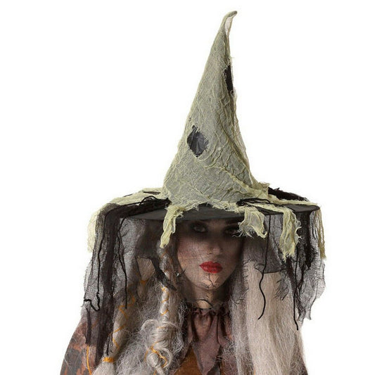 Närbild på en ondskefull häxa som bär en hög, spetsig hatt täckt av blekgrönt, trasigt tyg och en svart, tunn slöja som täcker ansiktet.