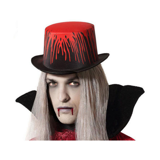 En man klädd som en gotisk vampyr bär en svart hög hatt med rött blod som rinner nedför sidan.