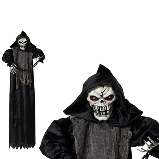Ett stort hängande Halloween-skelett i en svart kåpa med glödande röda ögon och slitna tygdetaljer, som håller i en kedja.