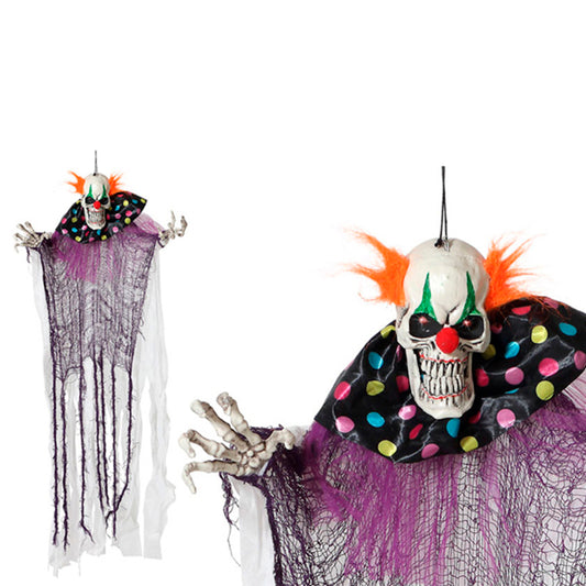 En hängande Halloween-dekoration föreställande en skräckclown med dödskallehuvud, orange hår, glödande ögon och en lila, trasig kropp med skeletthänder.