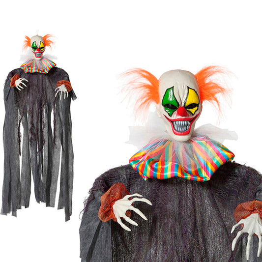 En stor, skräckinjagande hängande halloween-dekoration föreställande en clown med vit mask, orange hår och en färgglad volangkrage, klädd i mörkt, trasigt tyg.