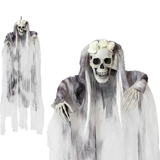 En hängande halloween-dekoration som föreställer ett skelett klätt i trasiga vita och grå tyger, med vita rosor i en krans på skallen.