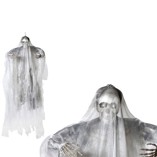 Ett stort, upphängt Halloween-spöke med ett skeletthuvud dolt under en vit, skir slöja, med skelettarmar som sträcks ut.