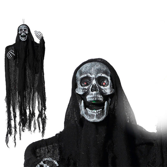 Ett närbildsfoto visar en hängande Halloween-dekoration föreställande ett skelett med vit dödskalle och lysande röda ögon, draperad i en trasig svart tygmantel.