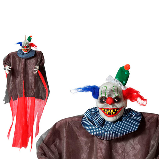 En stor hängande Halloween-dekoration föreställande en skrämmande clown med vit mask, lysande ögon, färgglatt hår och en mörkbrun dräkt med röda tygtrasor nedtill.