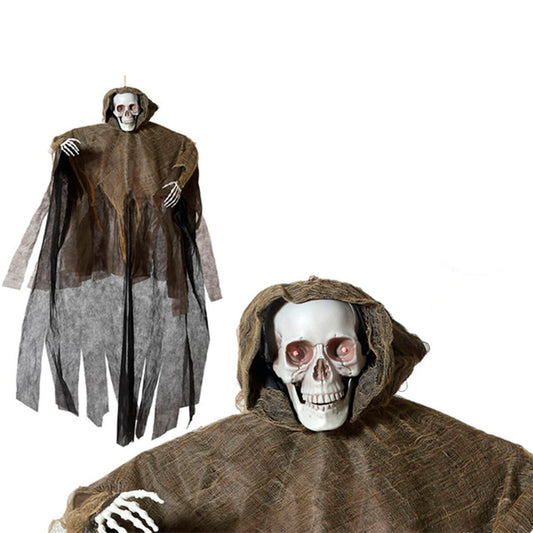 En närbild och en helbild av ett hängande Halloween-skelett draperat i trasig säckväv och med lysande röda ögon.