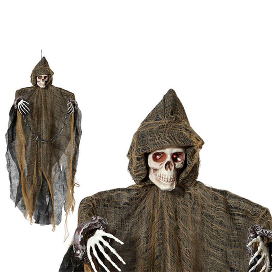 Närbild på ett skräckinjagande hängande skelett i en luddig, brunaktig huva med röda lysande ögon och vita skeletthänder.