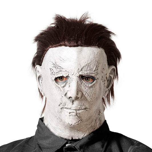 Närbild på en läskig vit halloweenmask med mörkbrunt, rufsig hår som har realistiska rynkor och utskurna ögonhål.