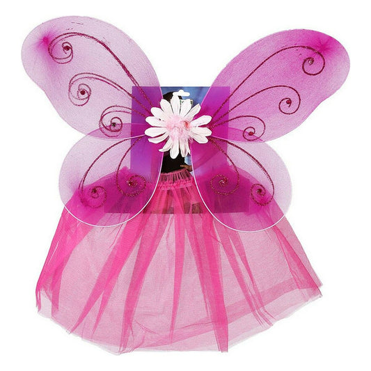 Närbild på ett set med stora fuchsiafärgade fe-vingar i genomskinligt tyllmaterial, dekorerade med röda glitterdetaljer och en vit blomma i mitten. Ett matchande fuchsiafärgat tyllkjol hänger under vingarna.