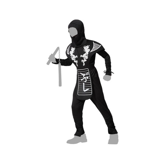 Ett barn i en svart ninja-maskeraddräkt med vita tryck som föreställer drakar på bröstet och japanska tecken på förklädet. Figuren håller i ett par grå nunchakus.